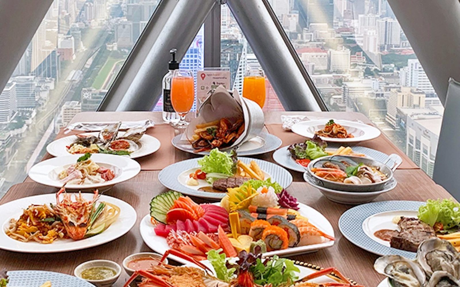 Bangkok: Buffet Lunch/Dinner at Baiyoke Sky Restaurant