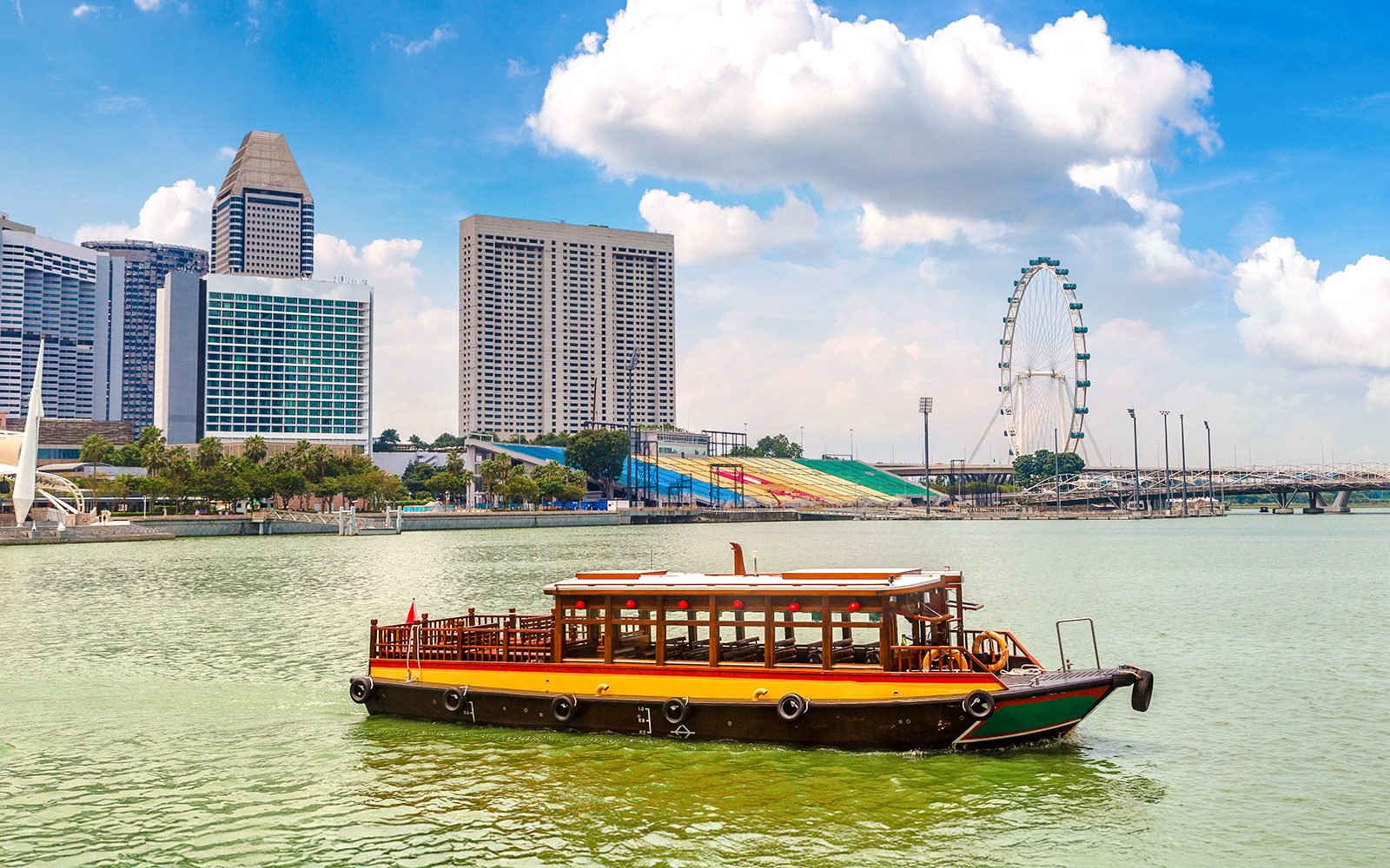 Singapore River Cruise + Chilli Crab and Seafood Experience