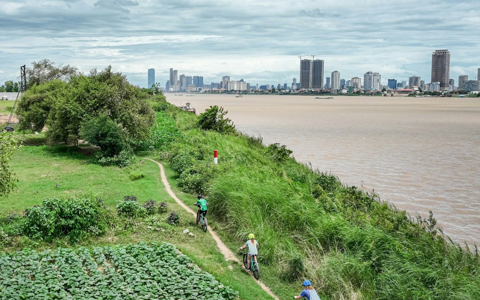 Phnom Penh: Bike and Boat Sunset Guided Tour + Transfers