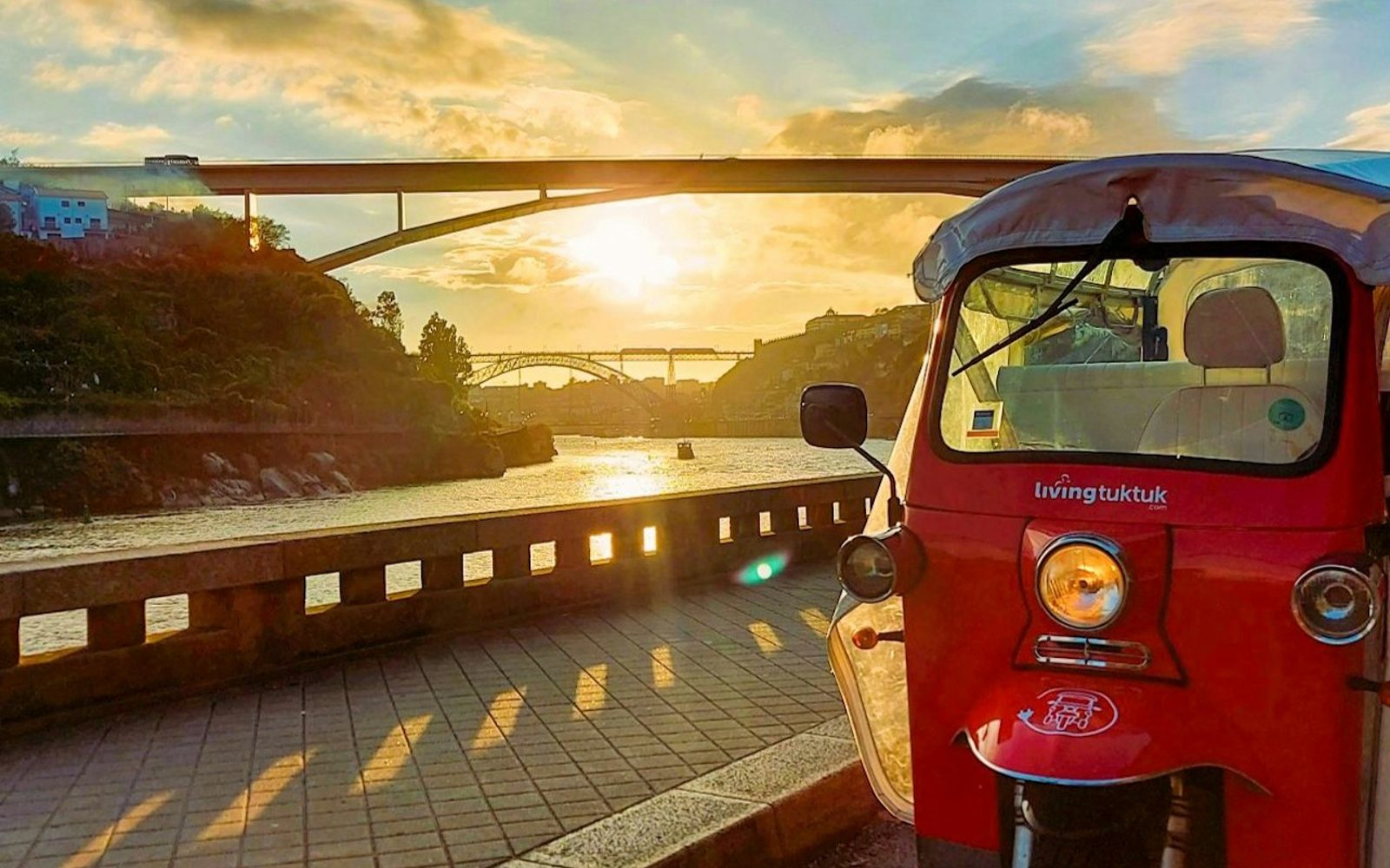 Porto: Guided Sunset Tuk Tuk Tour with Wine