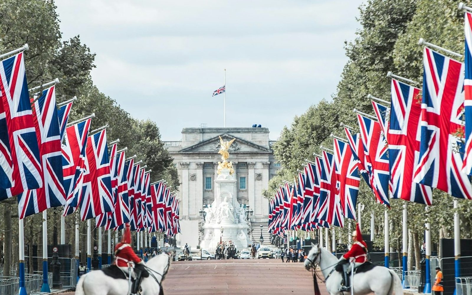 Buckingham Palace: Interior Tour with Royal Walking Tour