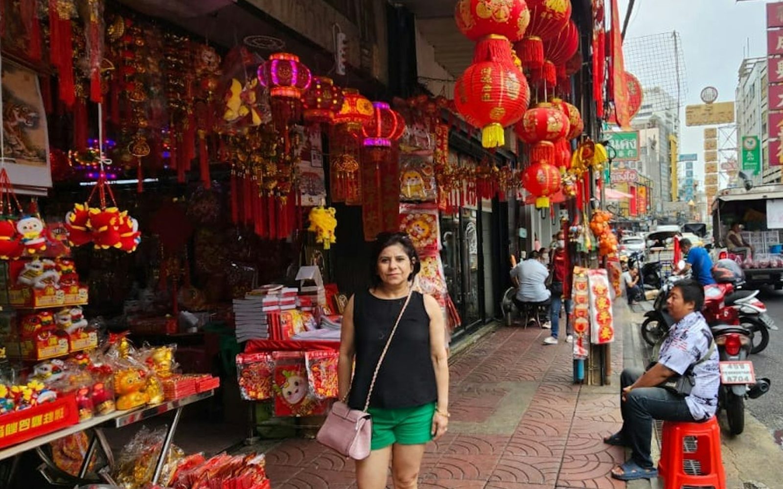 Bangkok: Chinatown Guided Tour + Wat Chakrawat Visit