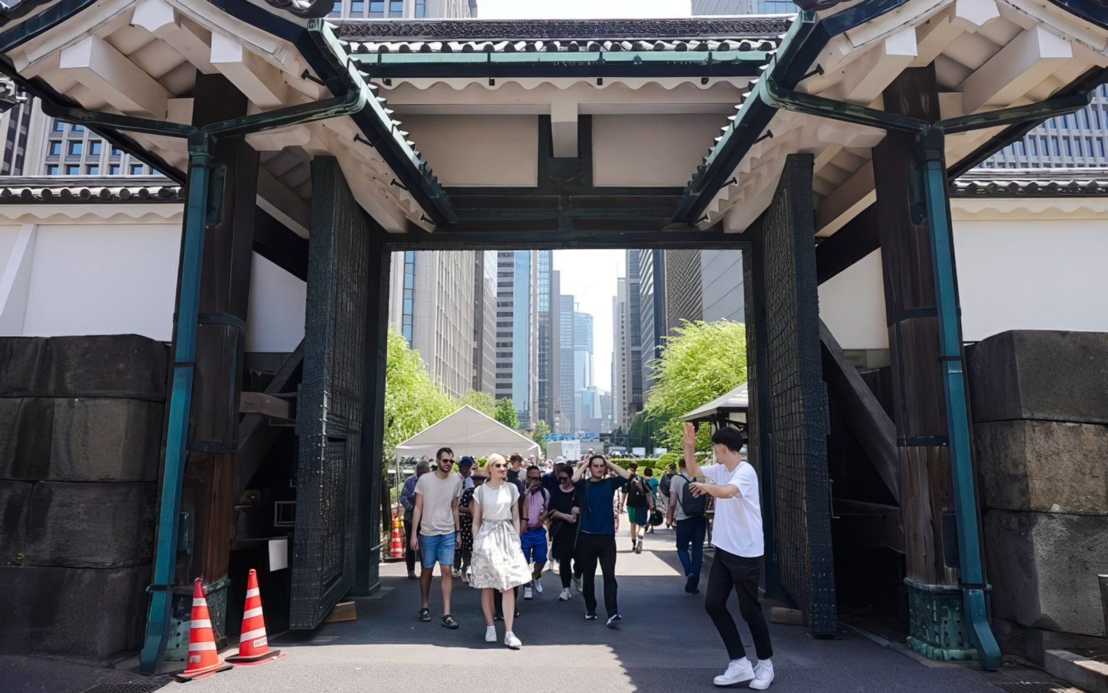 Tokyo: Imperial Palace East Gardens & Edo Castle Guided Walking Tour