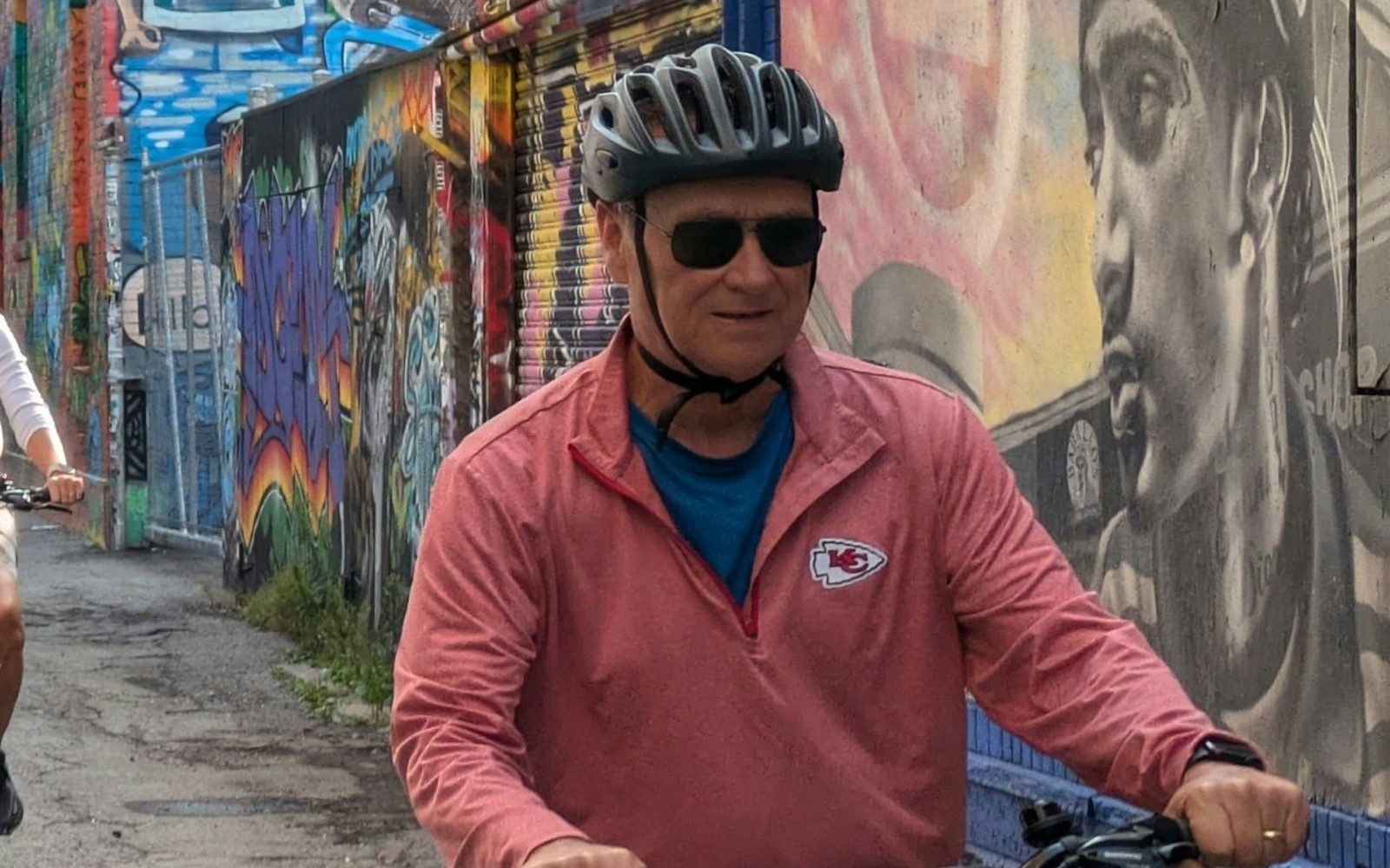 Toronto: Guided Neighbourhoods E-bike Tour