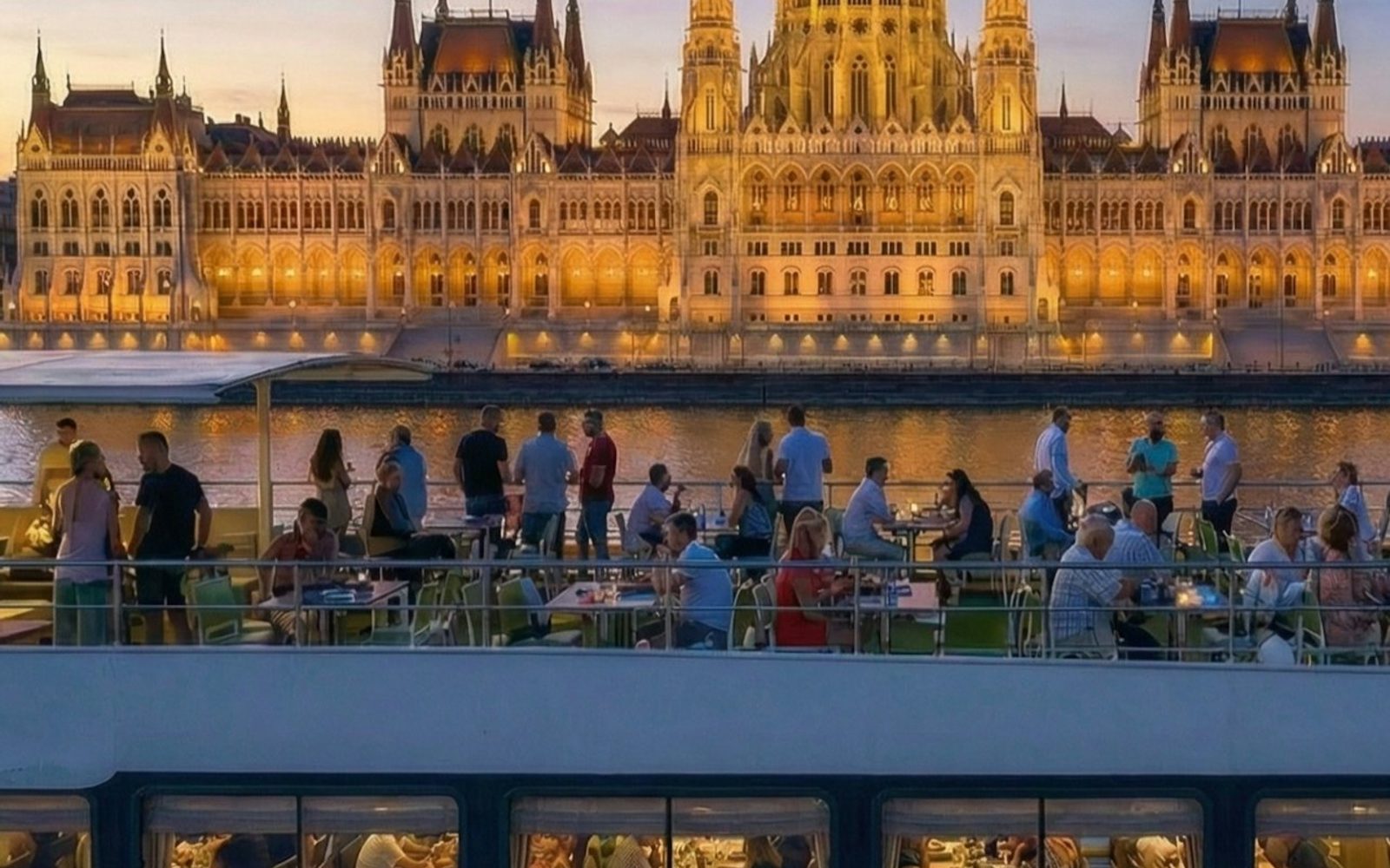 Budapest: Evening Cruise and Dinner with Champagne & Live Entertainment