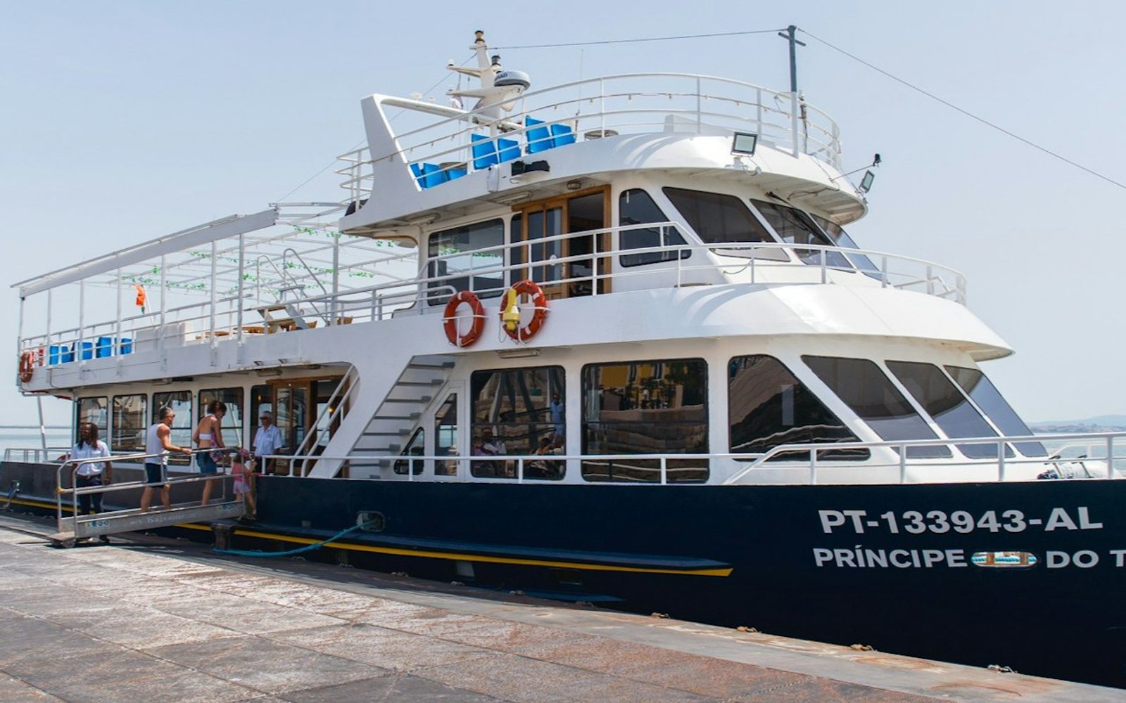 Lisbon: Tagus River Dinner Cruise + Fado Show