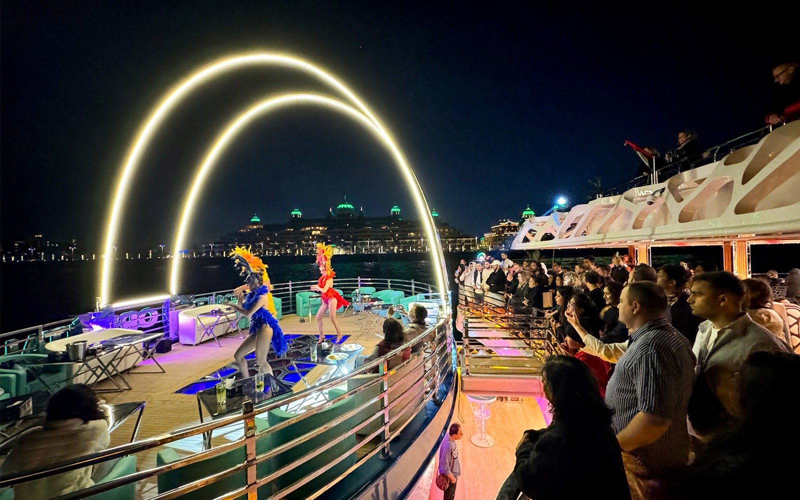 Z Dubaju Marina: Kolacja na mega jachcie Lotus z DJ-em na żywo