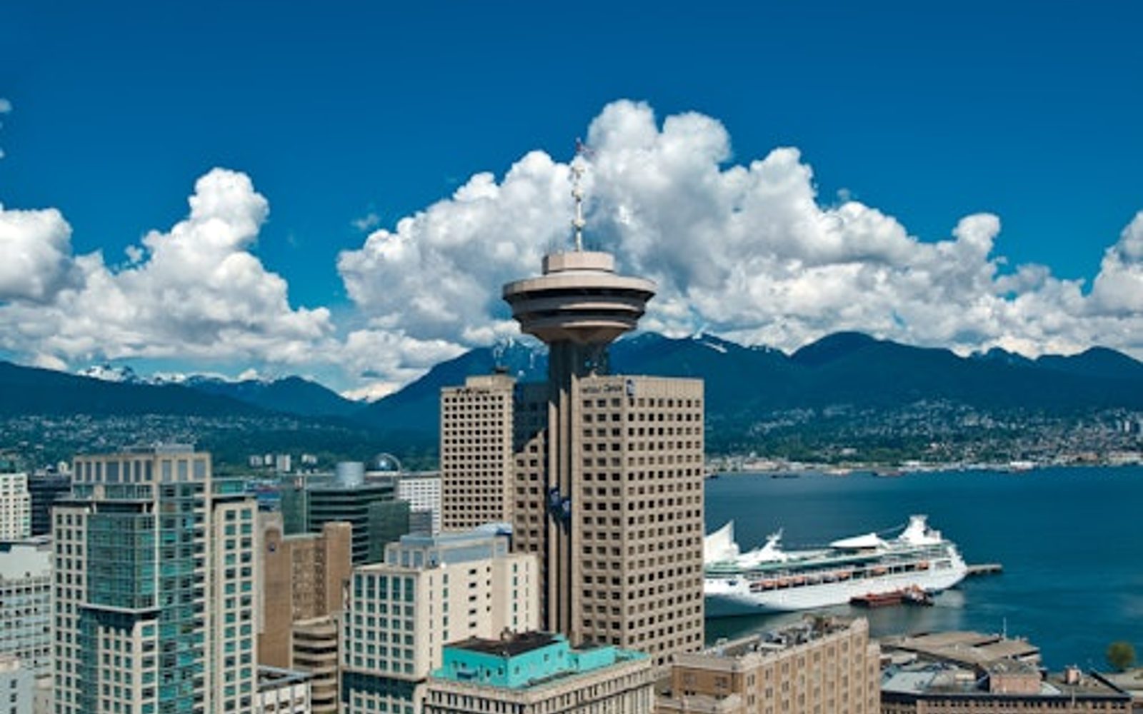 Vancouver: City Highlights Tour + Vancouver Lookout & Capilano Suspension Bridge