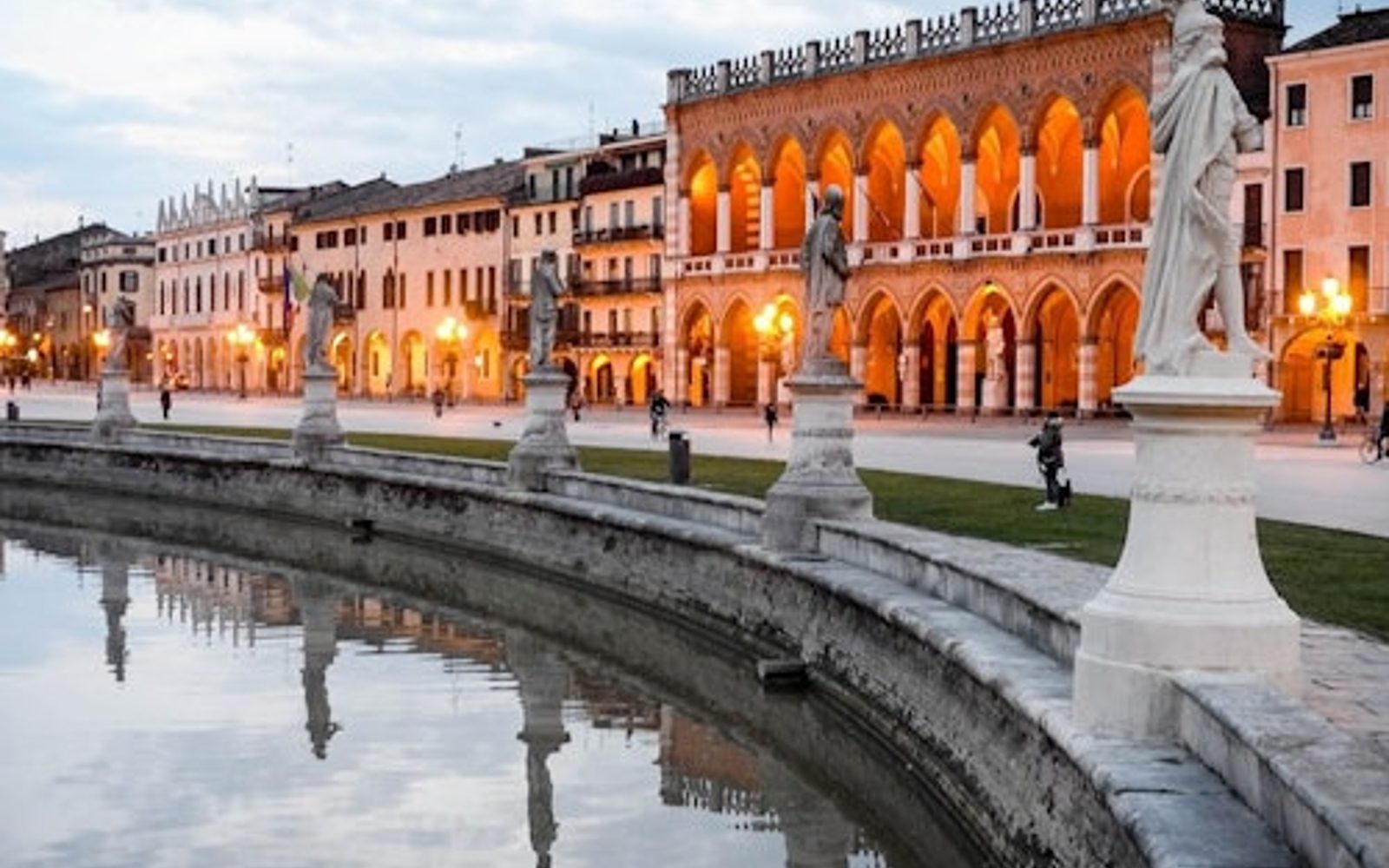 Padua: Guided Tour + Train Transfers from Venice + Botanical Garden Entry