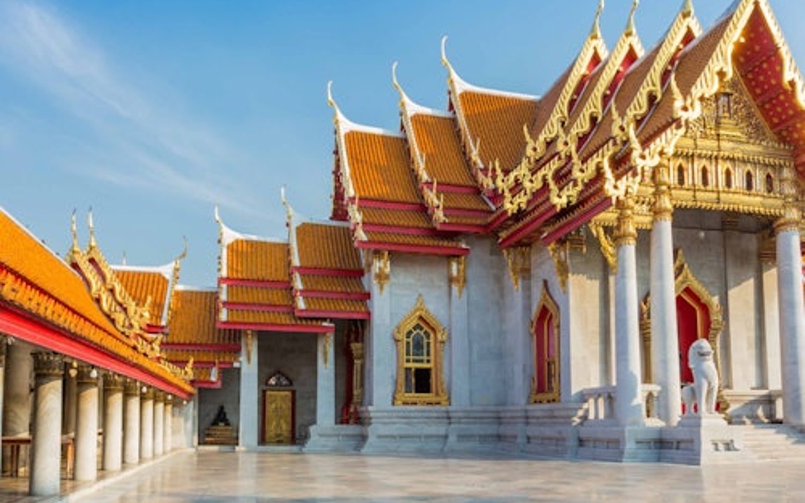 Bangkok: Buddhalaisten munkkien almujen antaminen, kukkatori & Wat Arun yksityiskierros