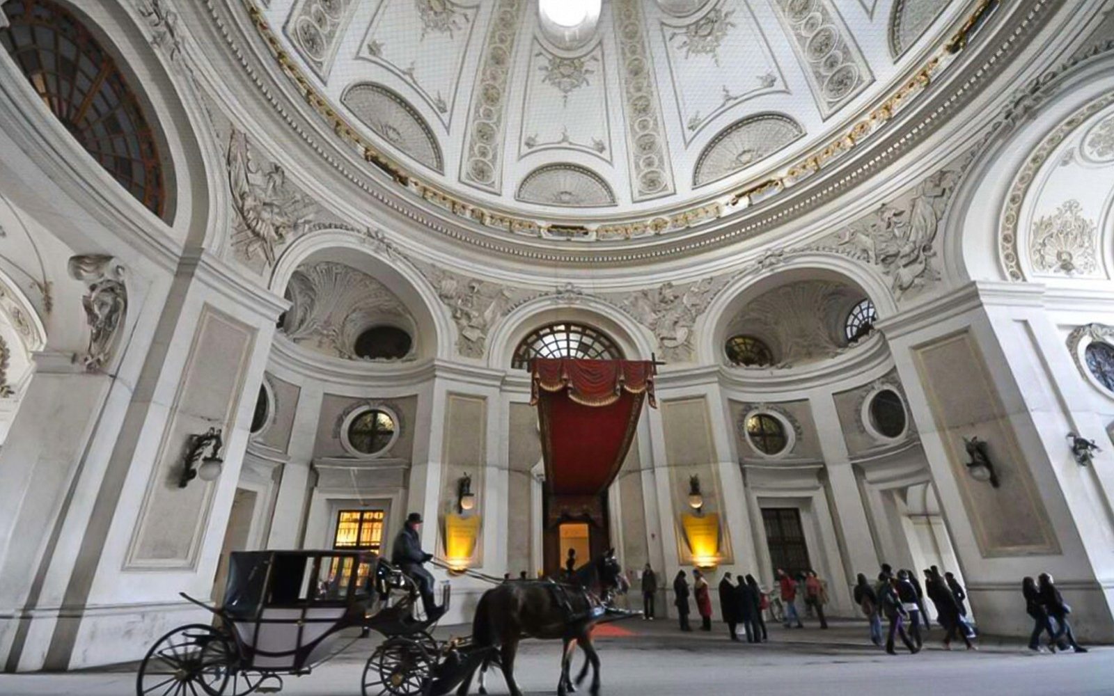 Museu Sisi: Visita Guiada Als Apartaments Imperials Sense Cua & Ruta A Peu Per La Ciutat