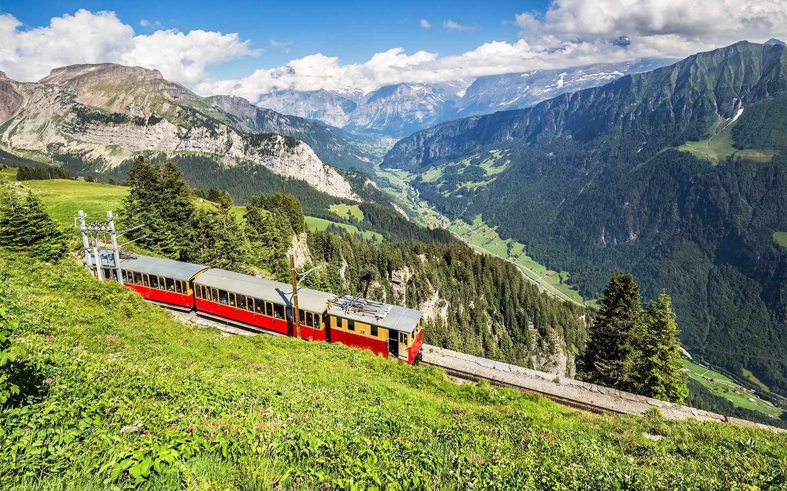 From Zürich: Grindelwald, Interlaken & Lauterbrunnen Day Trip