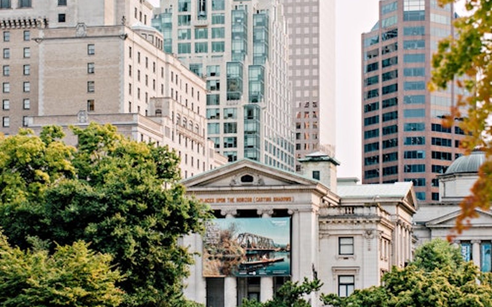 แวนคูเวอร์: ทัวร์บัสพร้อมไกด์, บัตรเข้าหอคอย Lookout & ทัวร์เดินป่า Stanley Park
