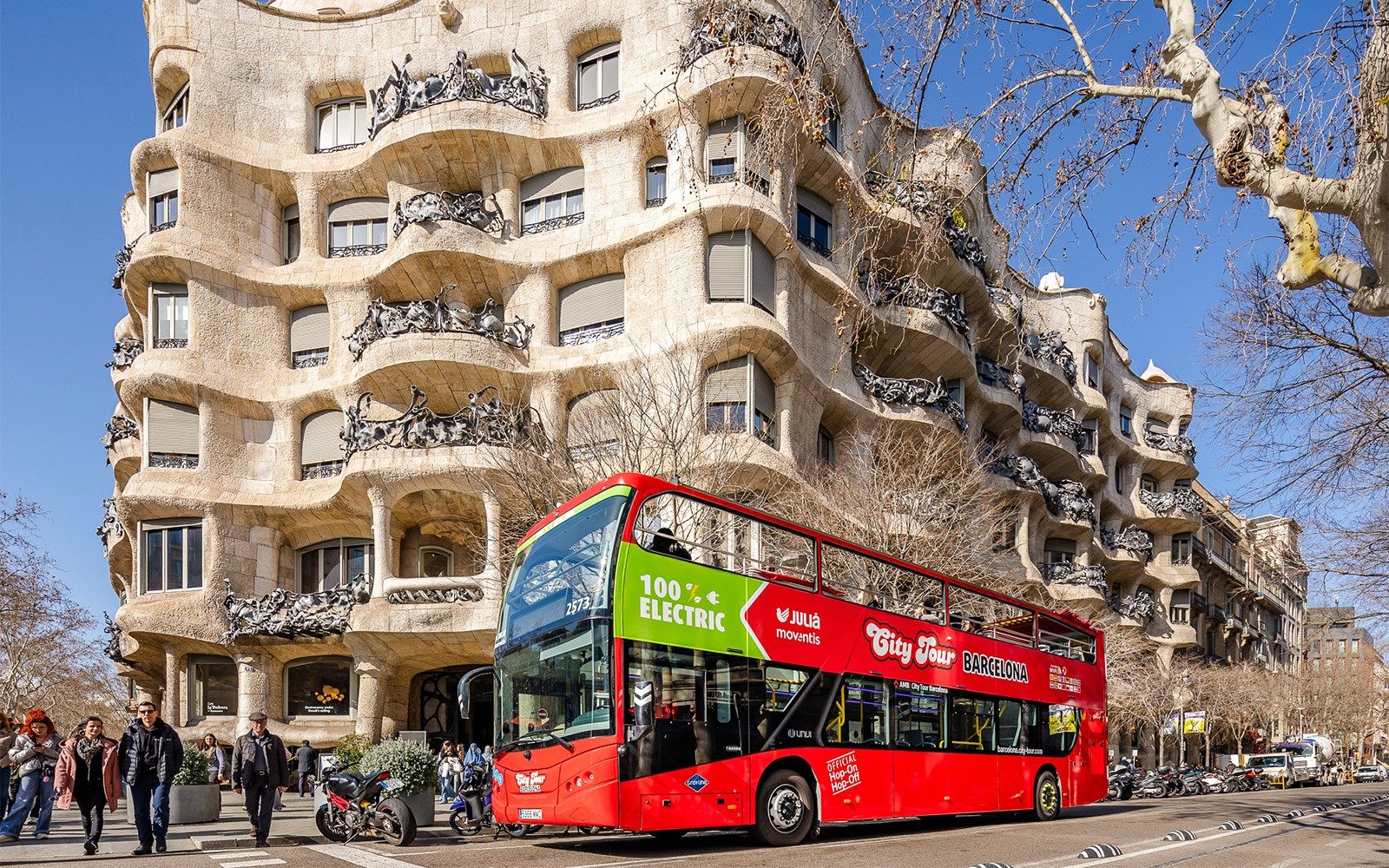 جولة في مدينة برشلونة: جولة بالحافلة السياحية بنظام الصعود والنزول الحر مع رحلة على متن قارب كاتاماران صديق للبيئة