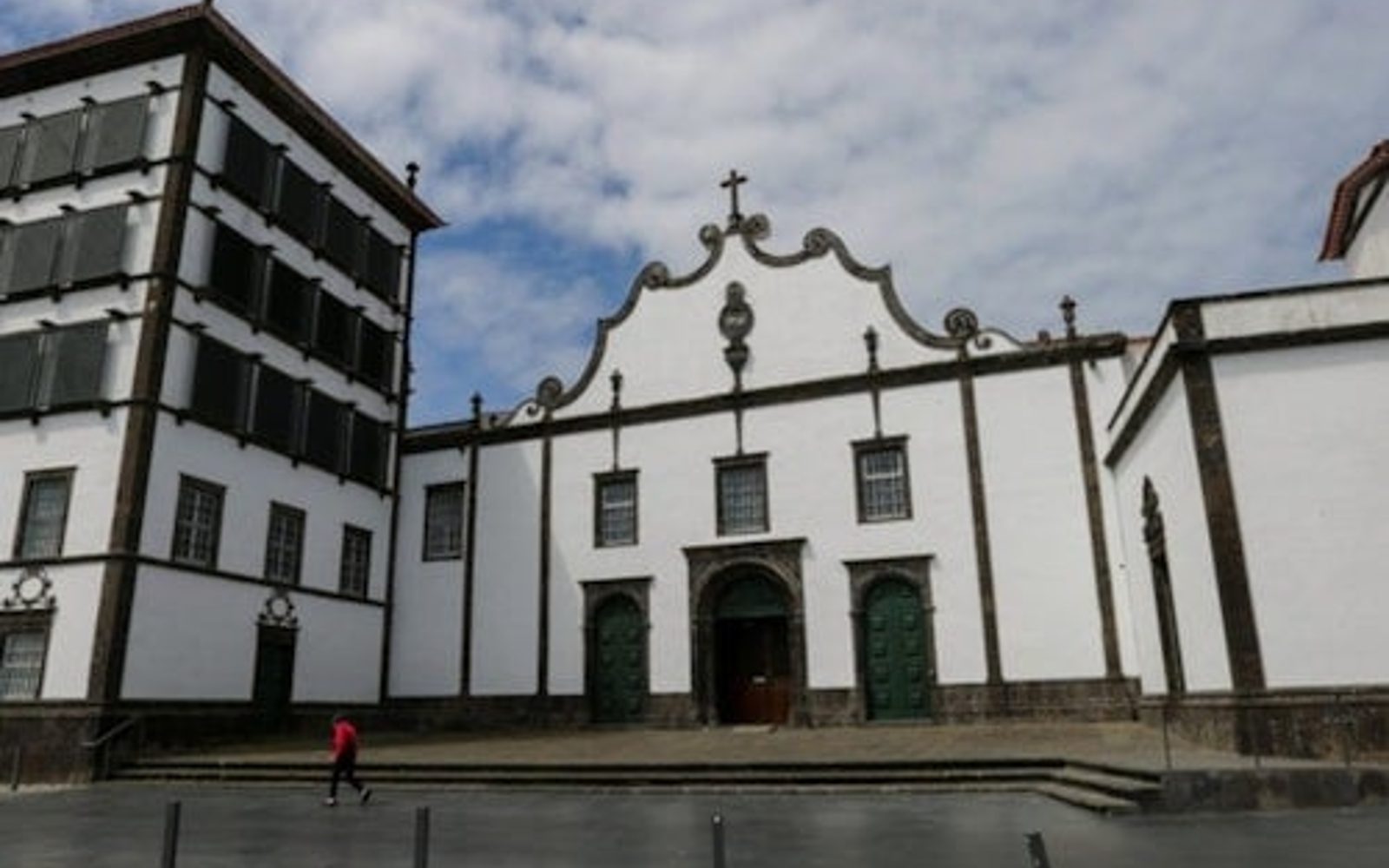 Ponta Delgada: Half-Day Guided City Tour + Transfer