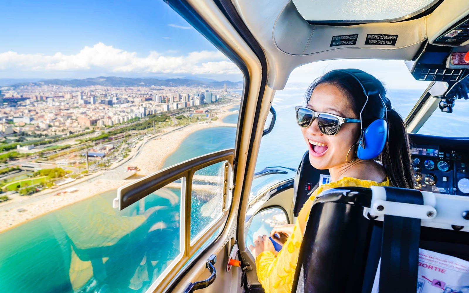 Penerbangan Helikopter, Tur Jalan Kaki, & Wisata Kapal di Barcelona