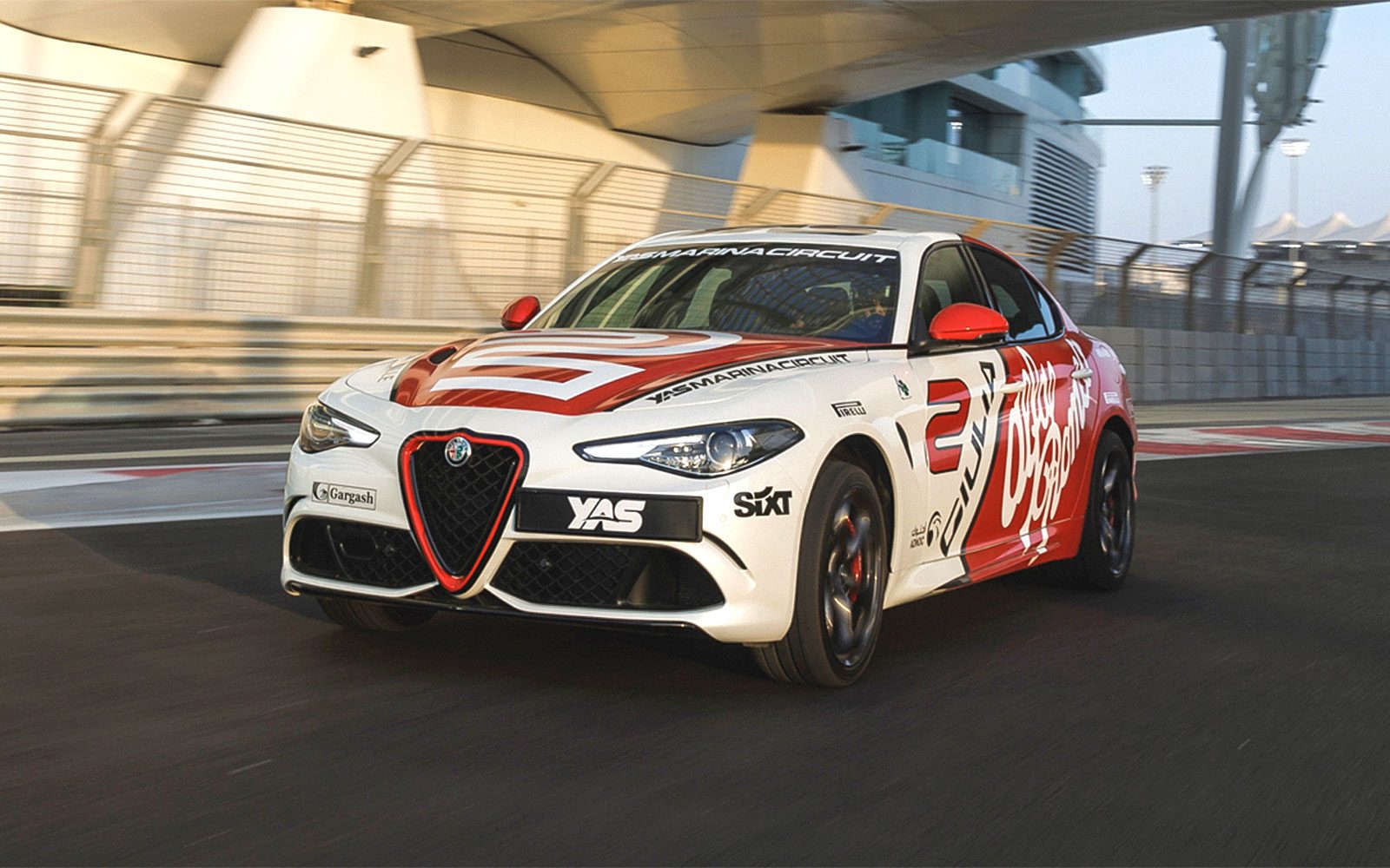 Experiența Pasagerului Alfa Romeo Giulia Quadrifoglio pe Circuitul Yas Marina