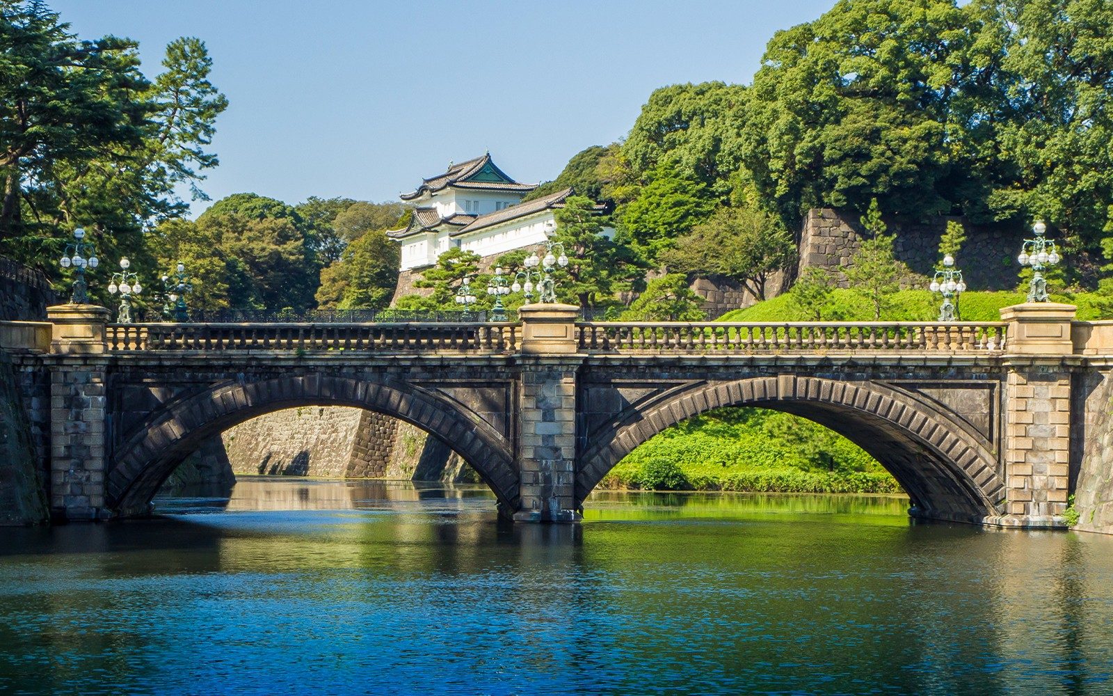 Visita guidata a piedi di gruppo ridotto al Palazzo Imperiale di Tokyo