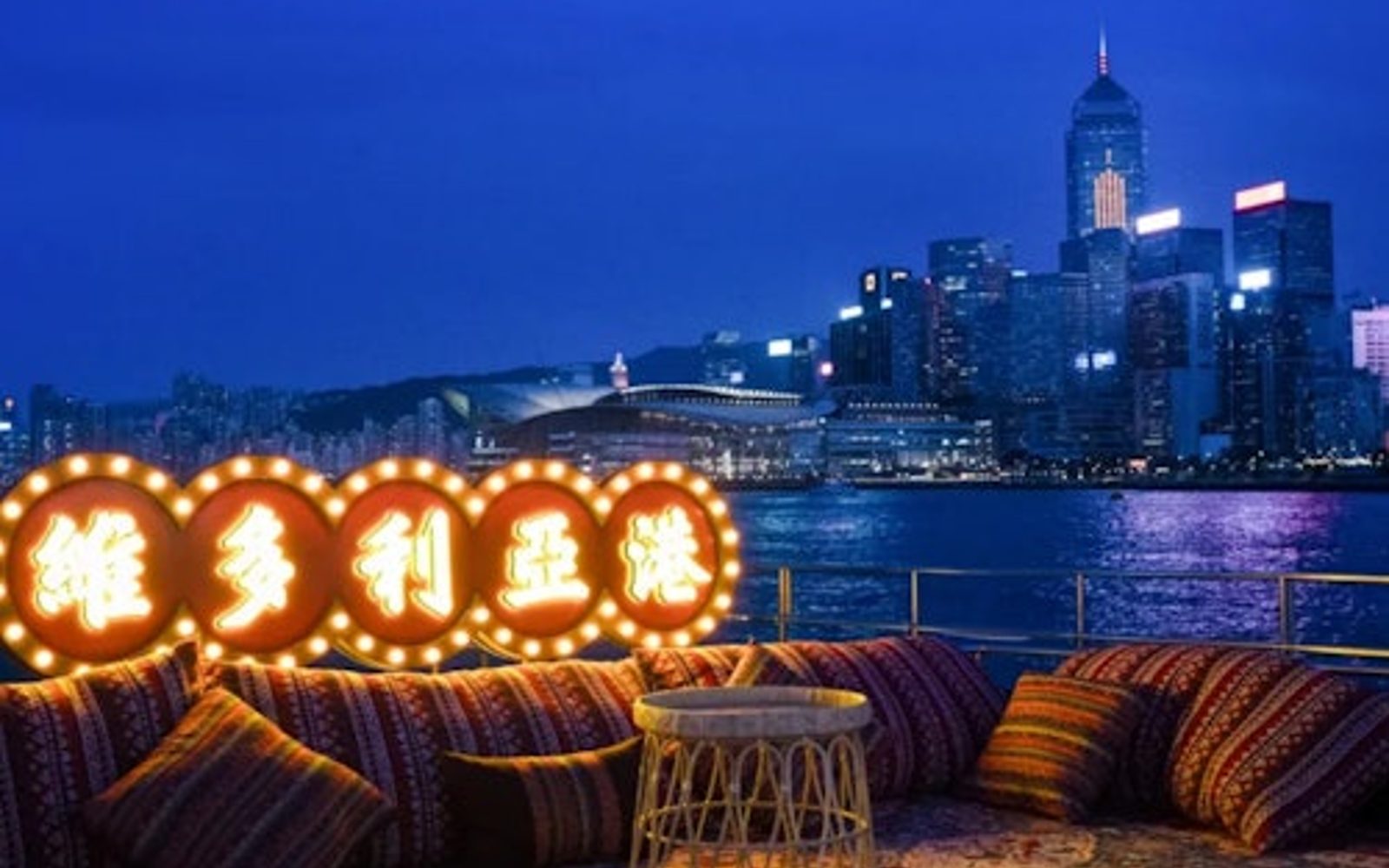 Porto Victoria di Hong Kong: Crociera notturna con snack e bevande illimitati