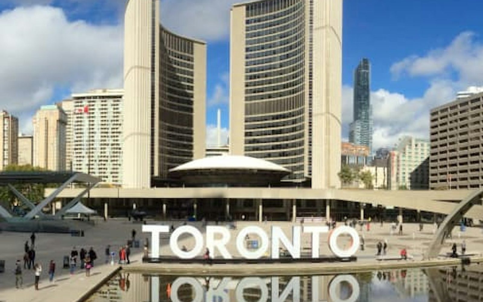 Toronto: Small Group City Tour + Hotel Pickup