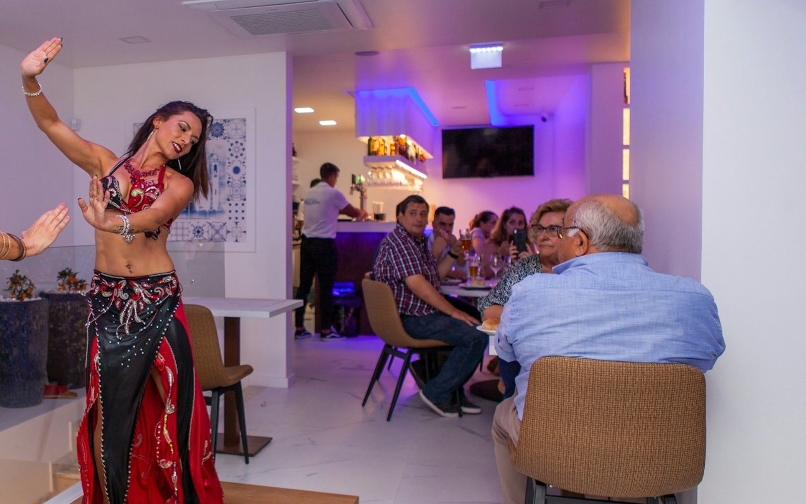 Portimão: Arabian Dance Show with Tapas and Wine