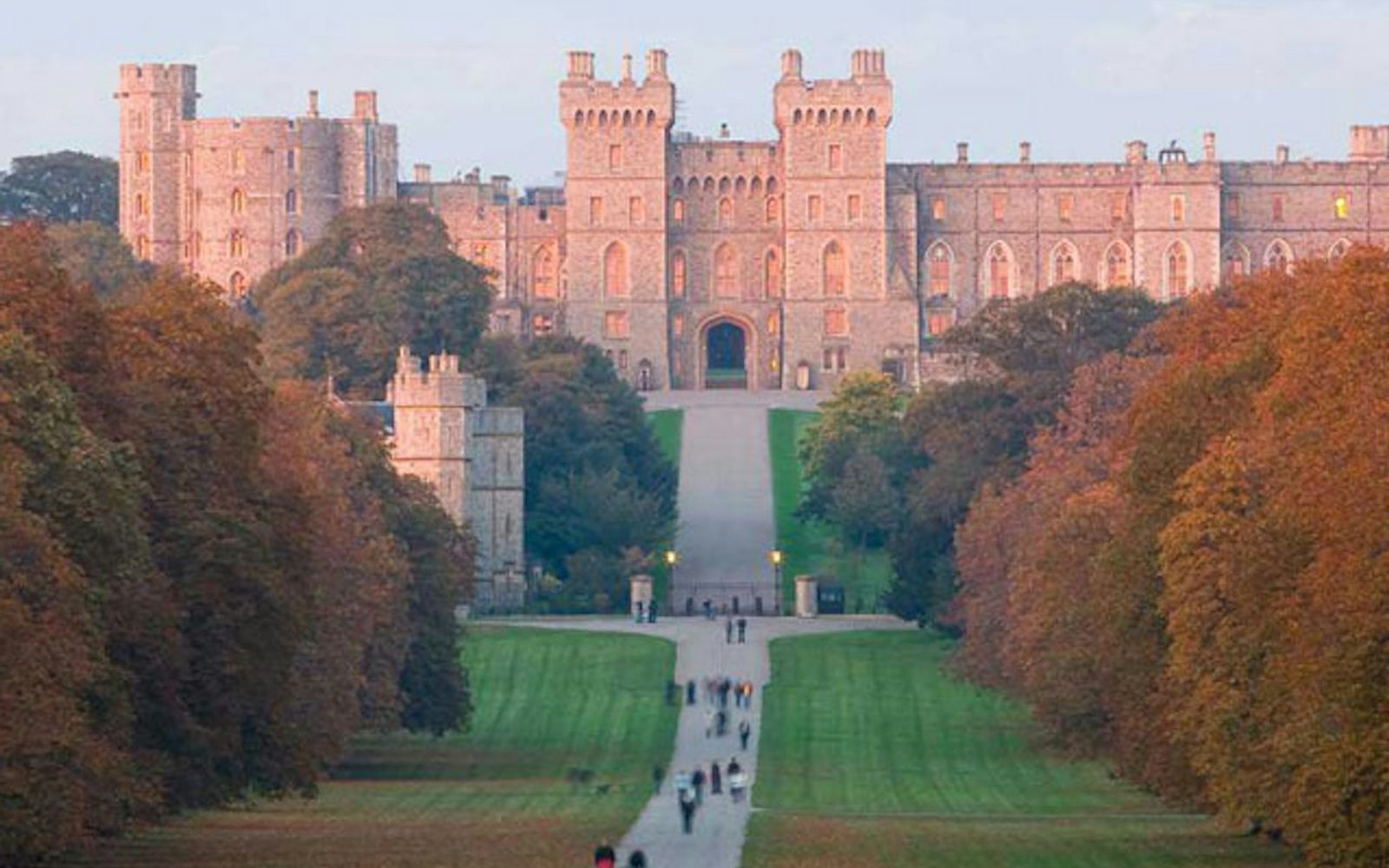 Stonehenge & Bath and Windsor Castle: Day Trip from London with Bath Admission