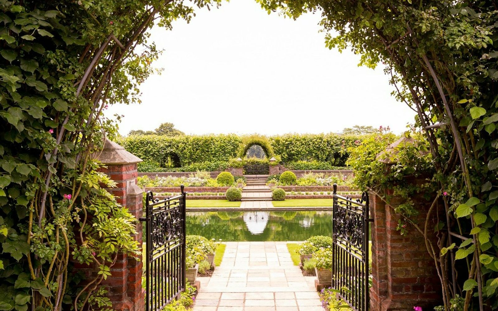 London: Guided Walking Tour + Changing of the Guard + Kensington Palace Entry