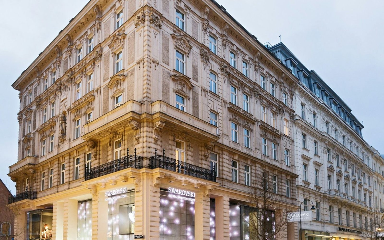 Swarovski Crystal Worlds Shopping Experience Tour with Champagne & Gift