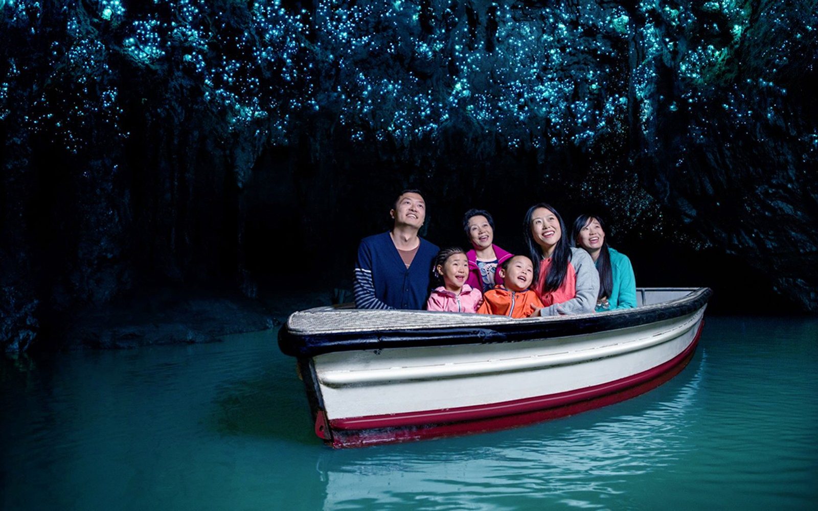از آوکلند: تور راهنمایی شده به ست فیلم هابیتون و غارهای وایتومو همراه با ناهار
