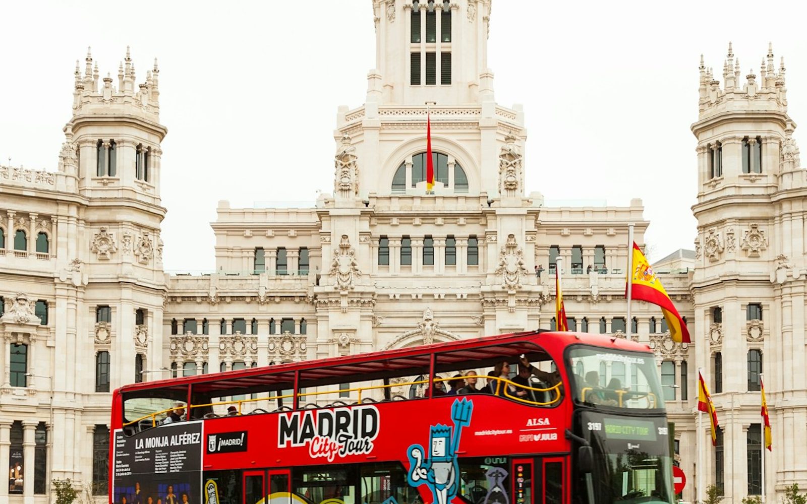Hop-on Hop-off Bus Madrid + Bernabeu Tour & Museum