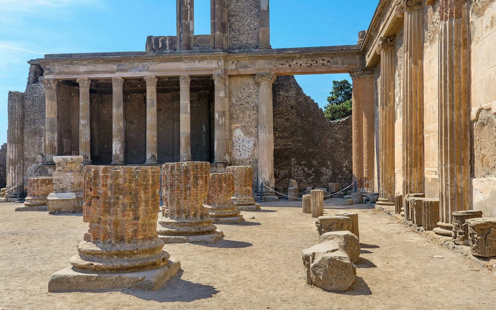 Pompeii & Mount Vesuvius: Guided Tour + Wine Tasting from Naples