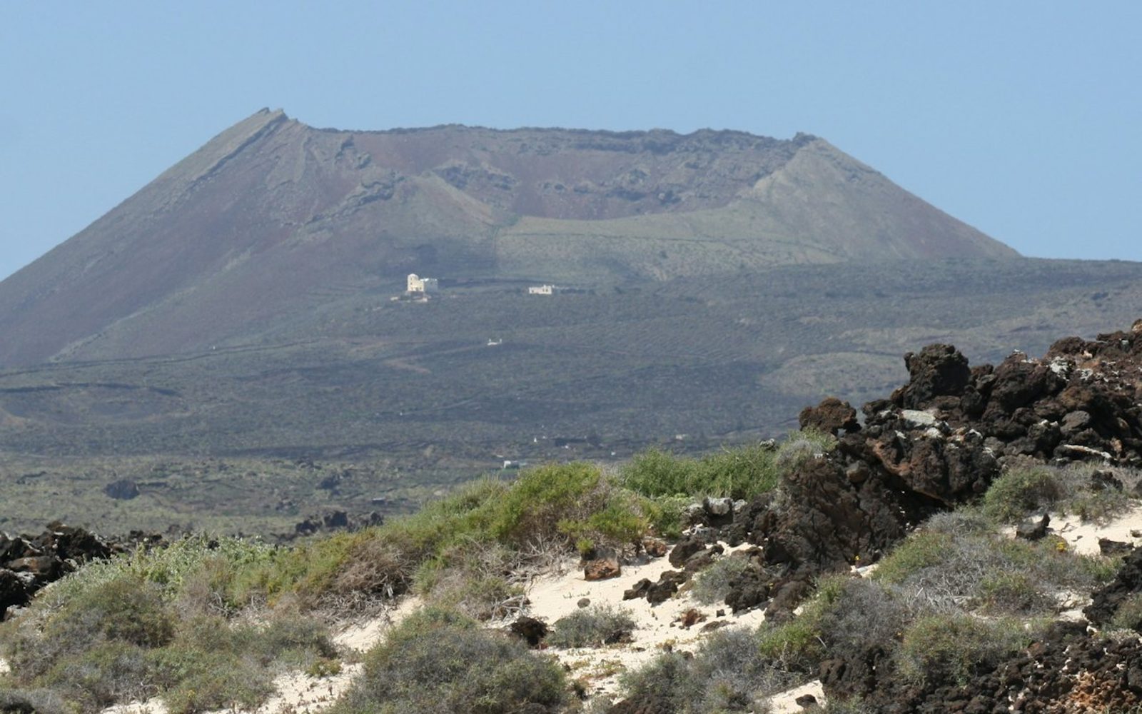 La Corona Volcano & Famara Cliffs: Guided Tour + Transfers