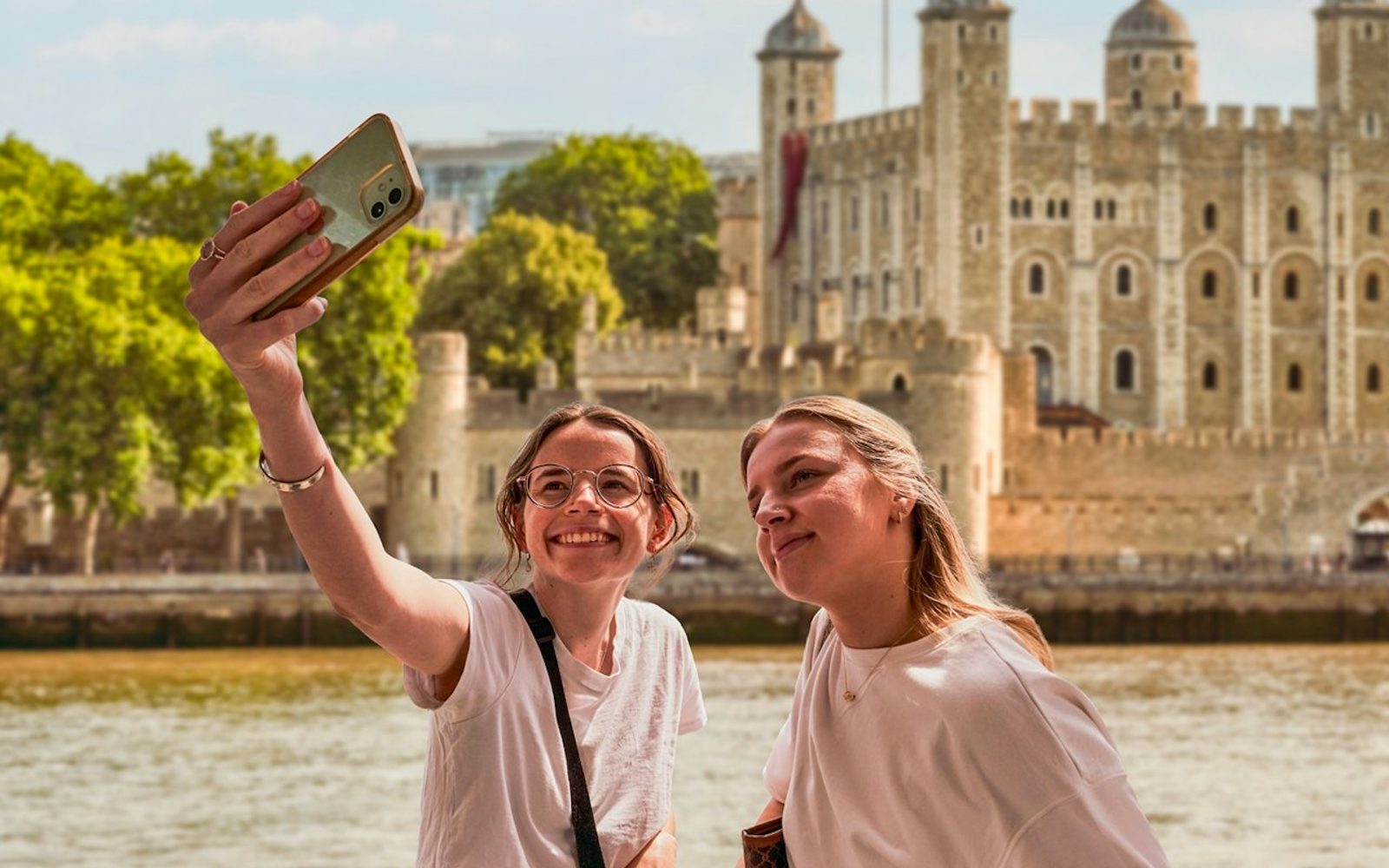 Tower of London: Guided Tour + Thames River Cruise + Crown Jewels Access