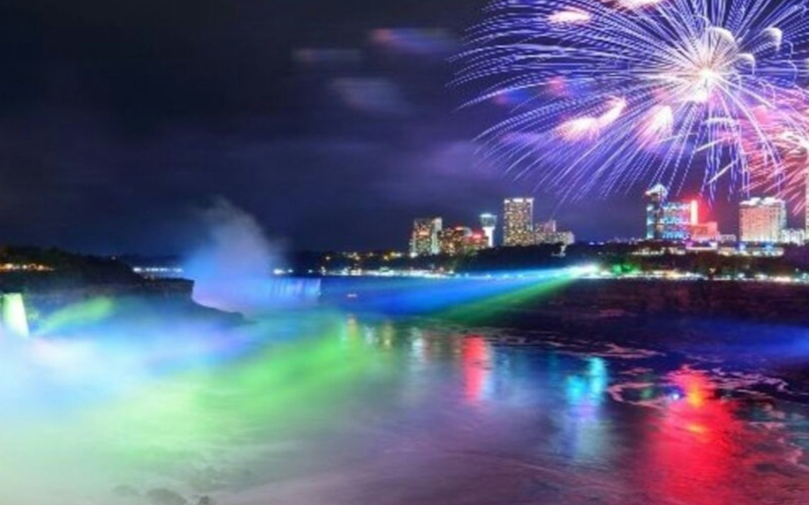 Niagara Falls: Evening Walking Tour with Fireworks Cruise and Dinner