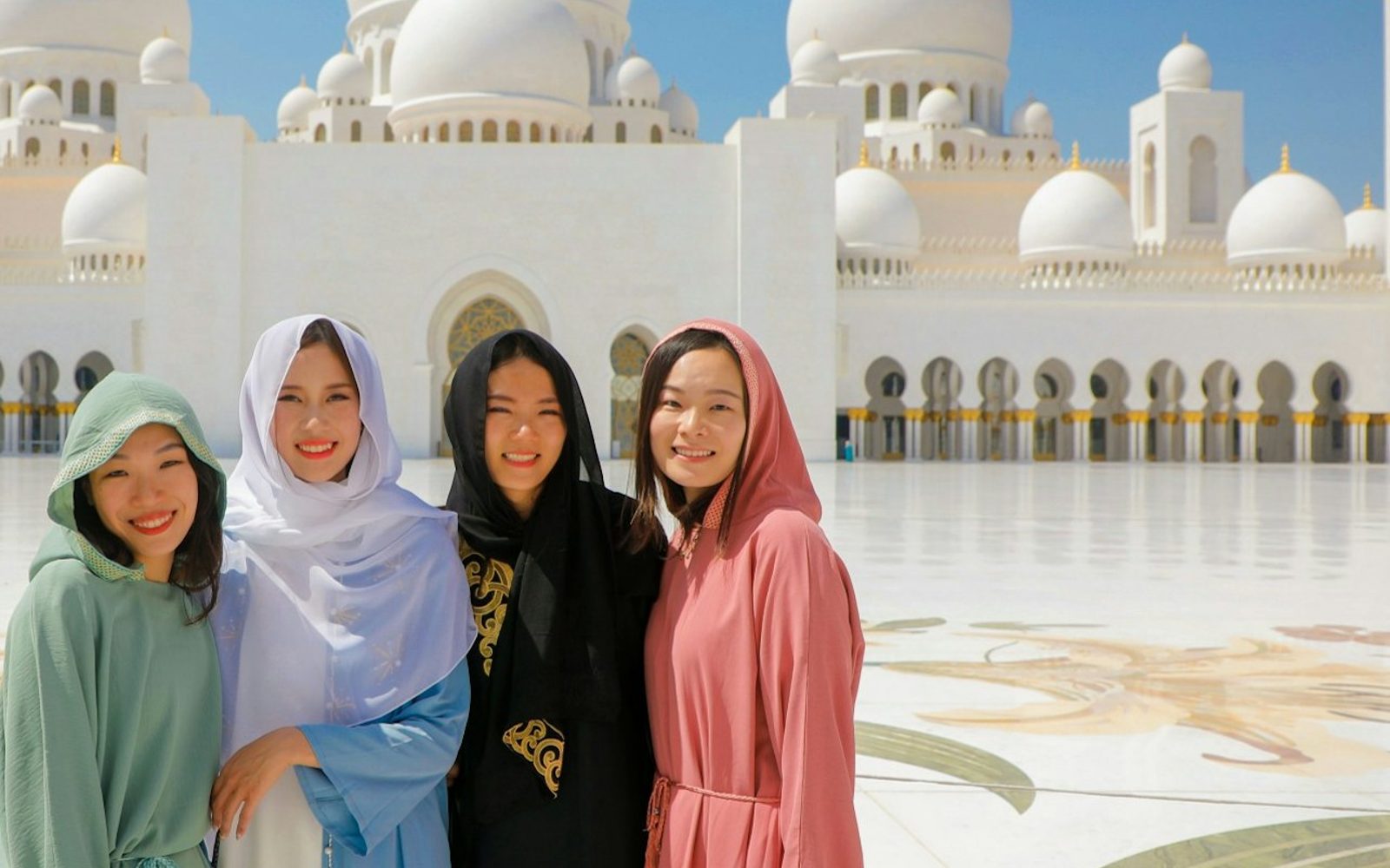 Day Trip from Dubai: Sheikh Zayed Grand Mosque, Qasr Al Watan and Etihad Tower