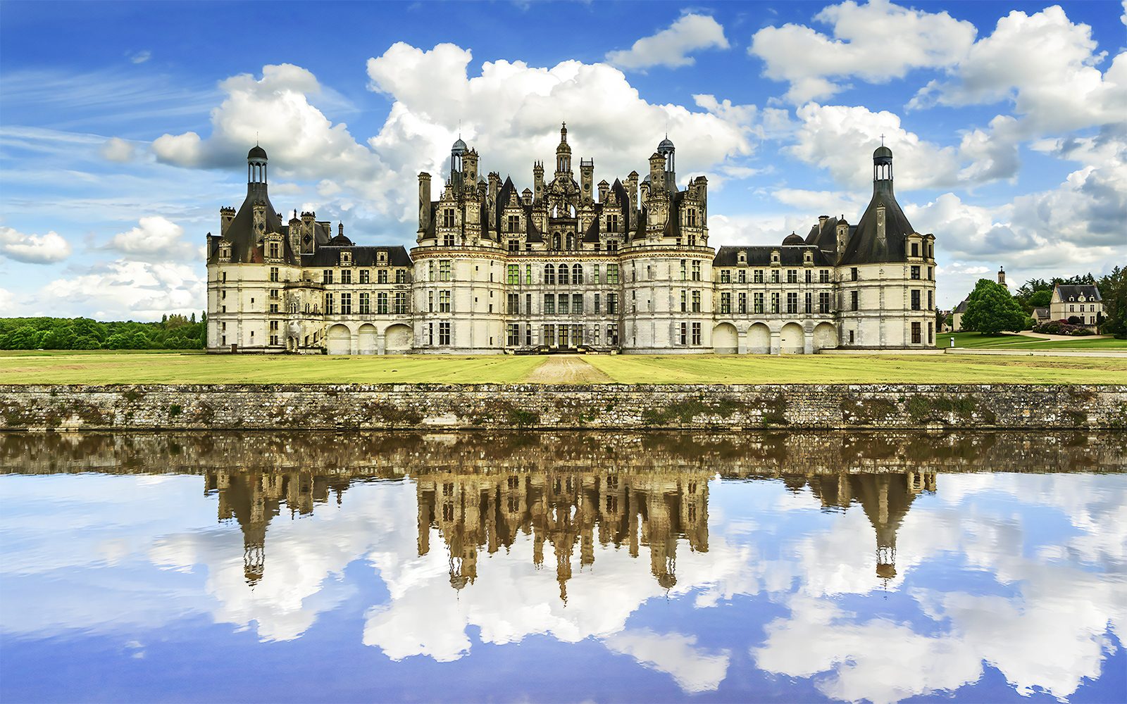From Paris: All Day Loire Valley Small Group Guided Tour with Entry Tickets