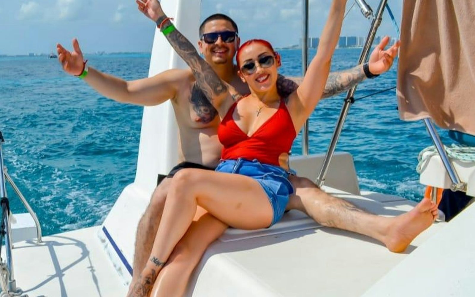 Isla Mujeres: Catamaran Tour with Snorkeling & Beach Club from Cancún