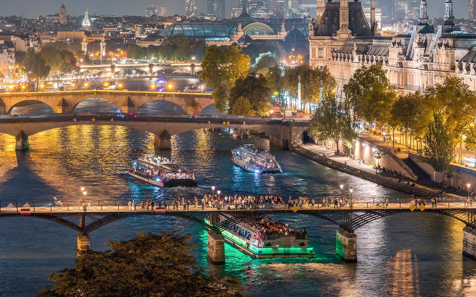 Crucero en Bateaux Mouches por el Río Sena con Cena, Música en Vivo y Menú Francés