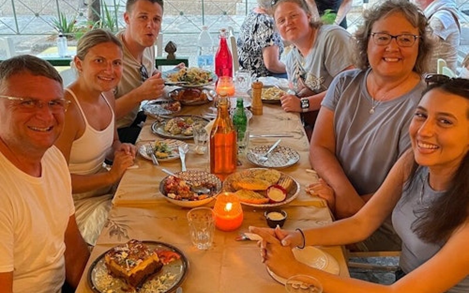 Atenes: visita nocturna a peu en grup reduït + sopar