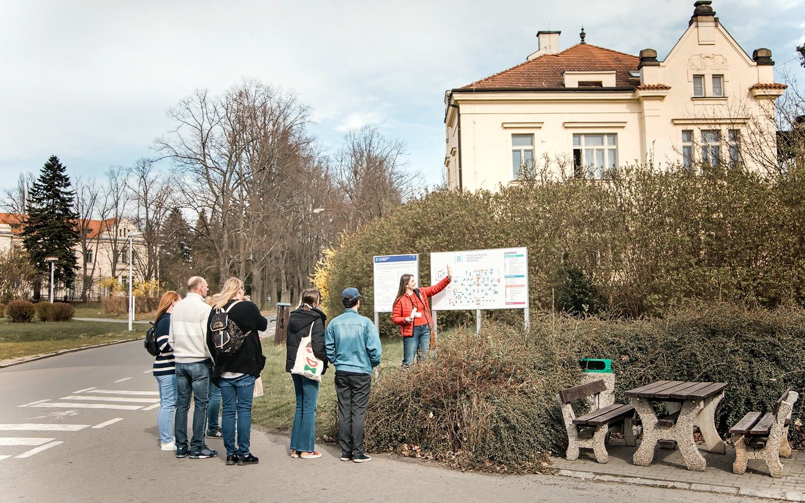 Geführte Tour durch das Psychiatrische Krankenhaus Bohnice und den verlassenen Friedhof in Prag