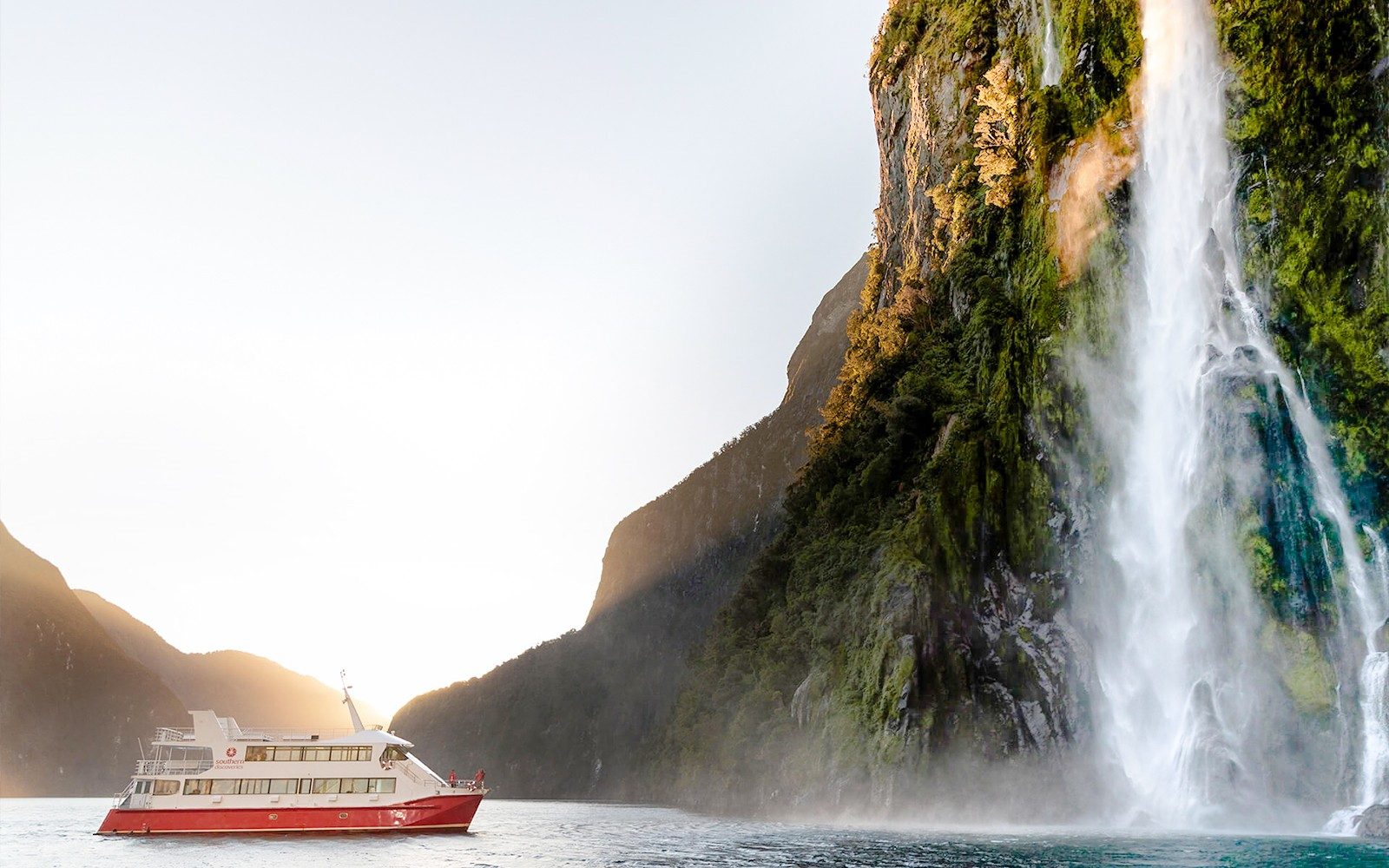 Desde Queenstown: Tour en Helicóptero a Milford Sound de 4 Horas + Crucero