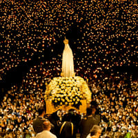 From Lisbon: Fatima Night Pilgrimage Tour with Candlelight Procession — gallery 3