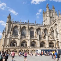Bath Abbey with tourists in Bath, England, part of the Bridgerton Tour and Bath City Highlights — Bridgerton: 1.5 Hour Guided Tour of Filming Locations in Bath with Music