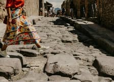Pompeii: Small Group Guided Tour + Roundtrip Train