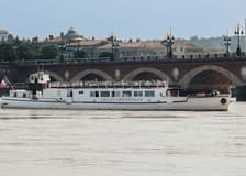 Bordeaux: Guided Cruise on the Garonne with a Drink and a Canelé