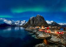 Northern Lights Chase Minibus Tour with Campfire