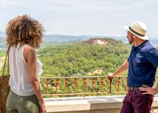 From Avignon: Full-Day Châteauneuf du Pape and Luberon Wine Tasting Tour