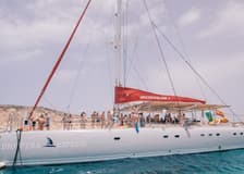 La Graciosa: Catamaran Tour + Lunch + Roundtrip Ferry from Lanzarote