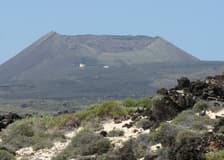 La Corona Volcano & Famara Cliffs: Guided Tour + Transfers