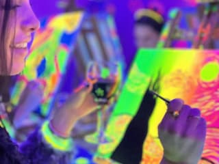 Barcelona: Wine Gogh Glow Academy Paint & Wine Workshop — gallery 2